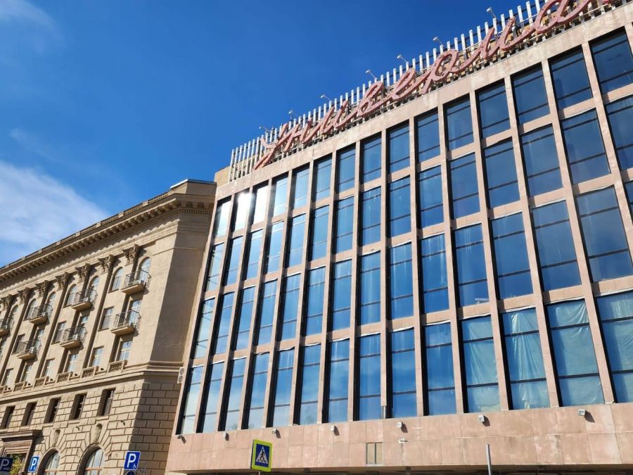В историческом здании волгоградского ЦУМа завершен монтаж витражных окон