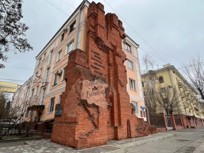 Памятный знак, посвященный обороне и восстановлению г. Сталинграда " у Дома Павлова
