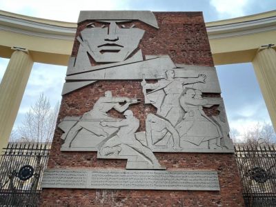 Барельеф, посвященный героической обороне Дома Павлова